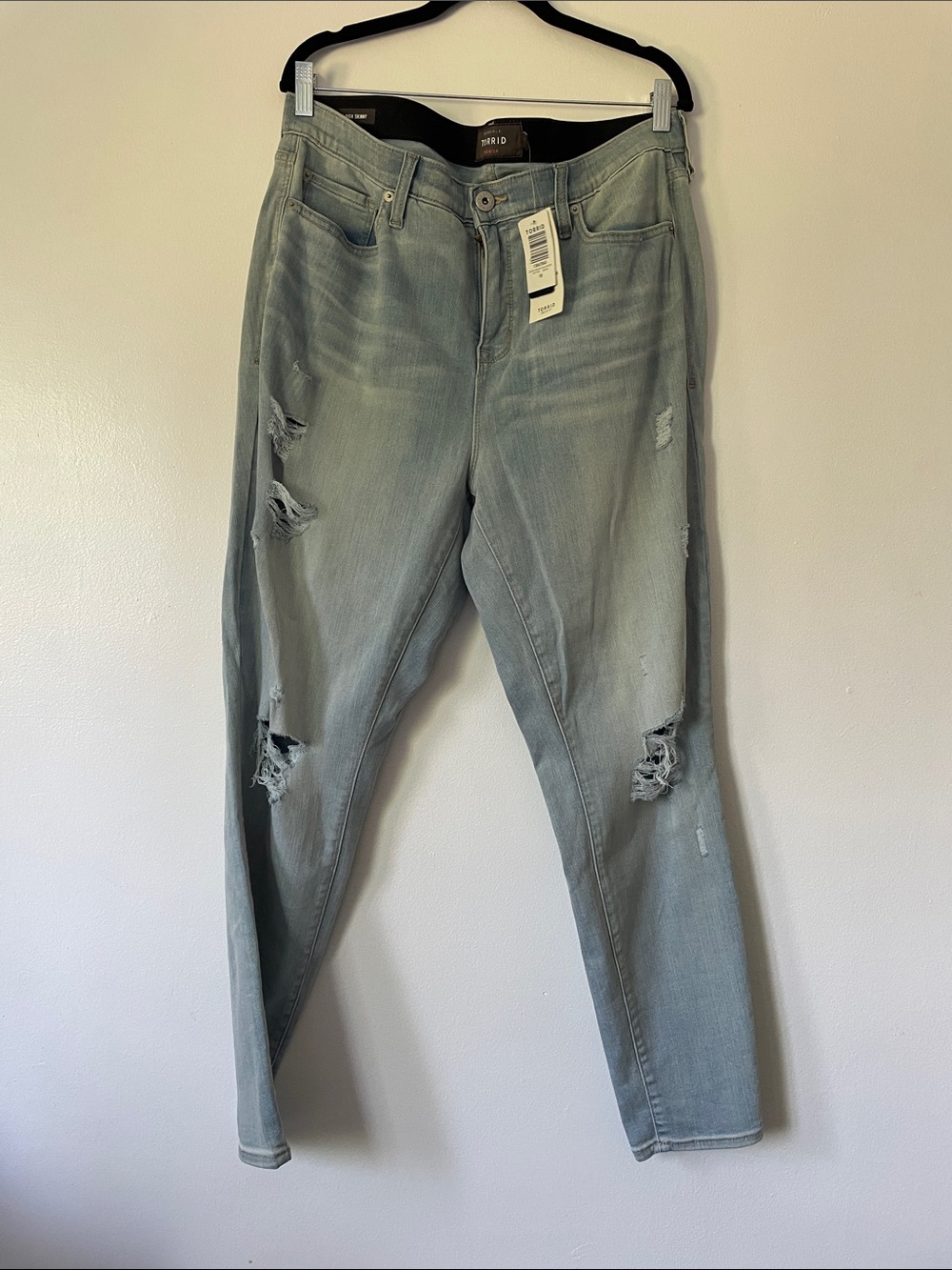 NWT Torrid Women’s Light Blue Distressed Jeans Size 18R